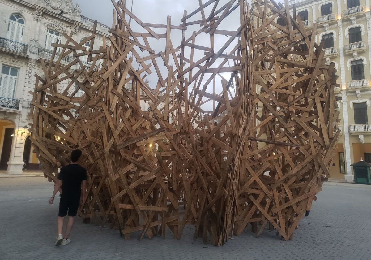 Nube de madera: escultura repleta de escritos con los deseos de los cubanos