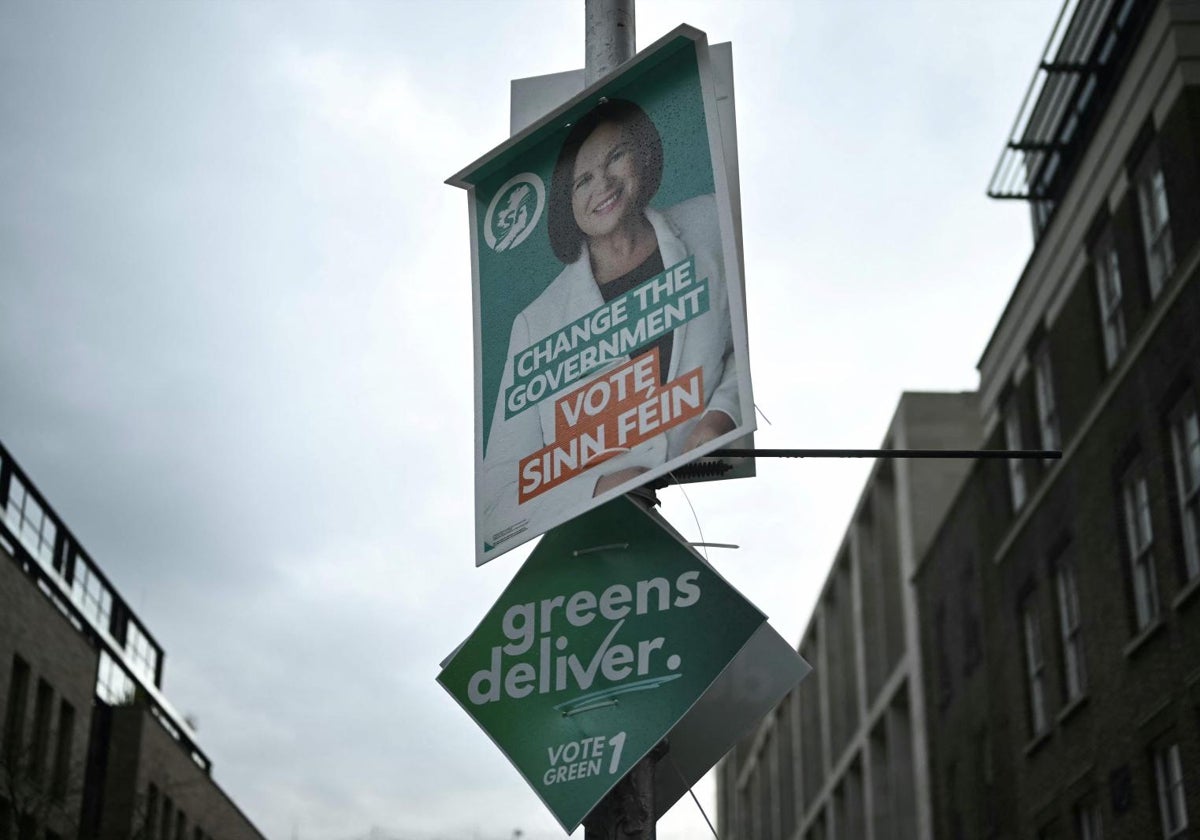 Un cartel de la campaña de Mary Lou McDonald, candidata del partido pro unidad irlandesa Sinn Fein, expuesto en las calles de Dublín