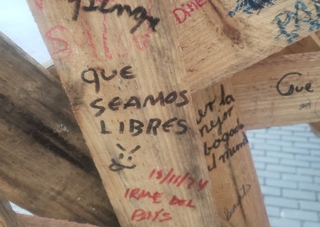 Imagen secundaria 1 - Los diferentes escritos que completan la obra 'Nube de madera' con los deseos y quejas de los cubanos