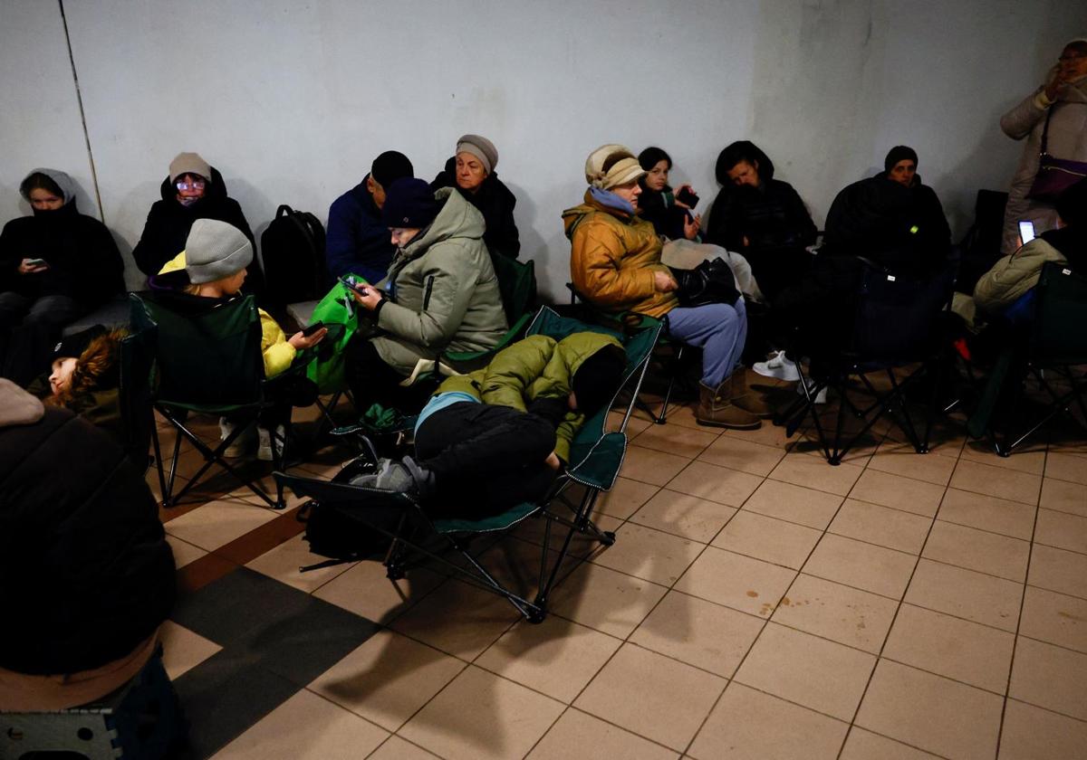 Ciudadanos de Kiev se refugian dentro de una estación de metro durante un ataque militar ruso