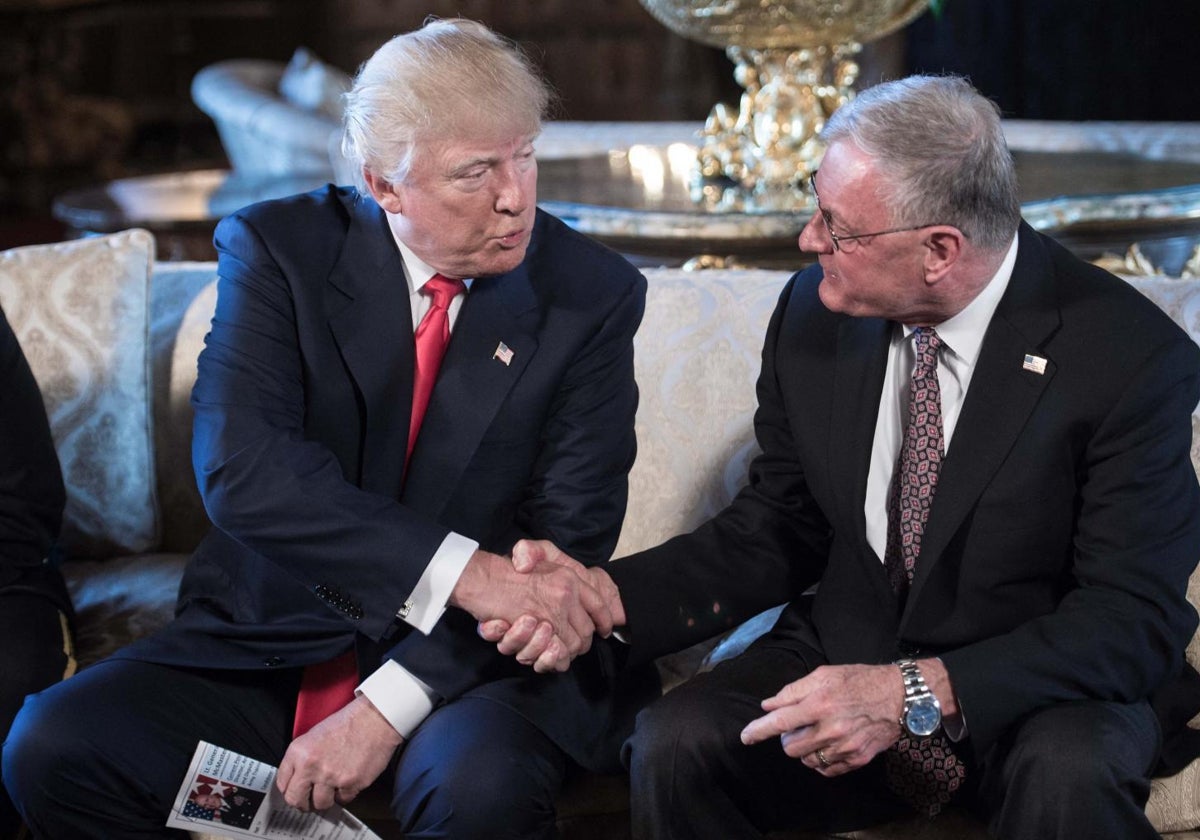 Donald Trump estrecha la mano de Keith Kellogg (d) tras anunciarle como jefe de gabinete del asesor de seguridad nacional