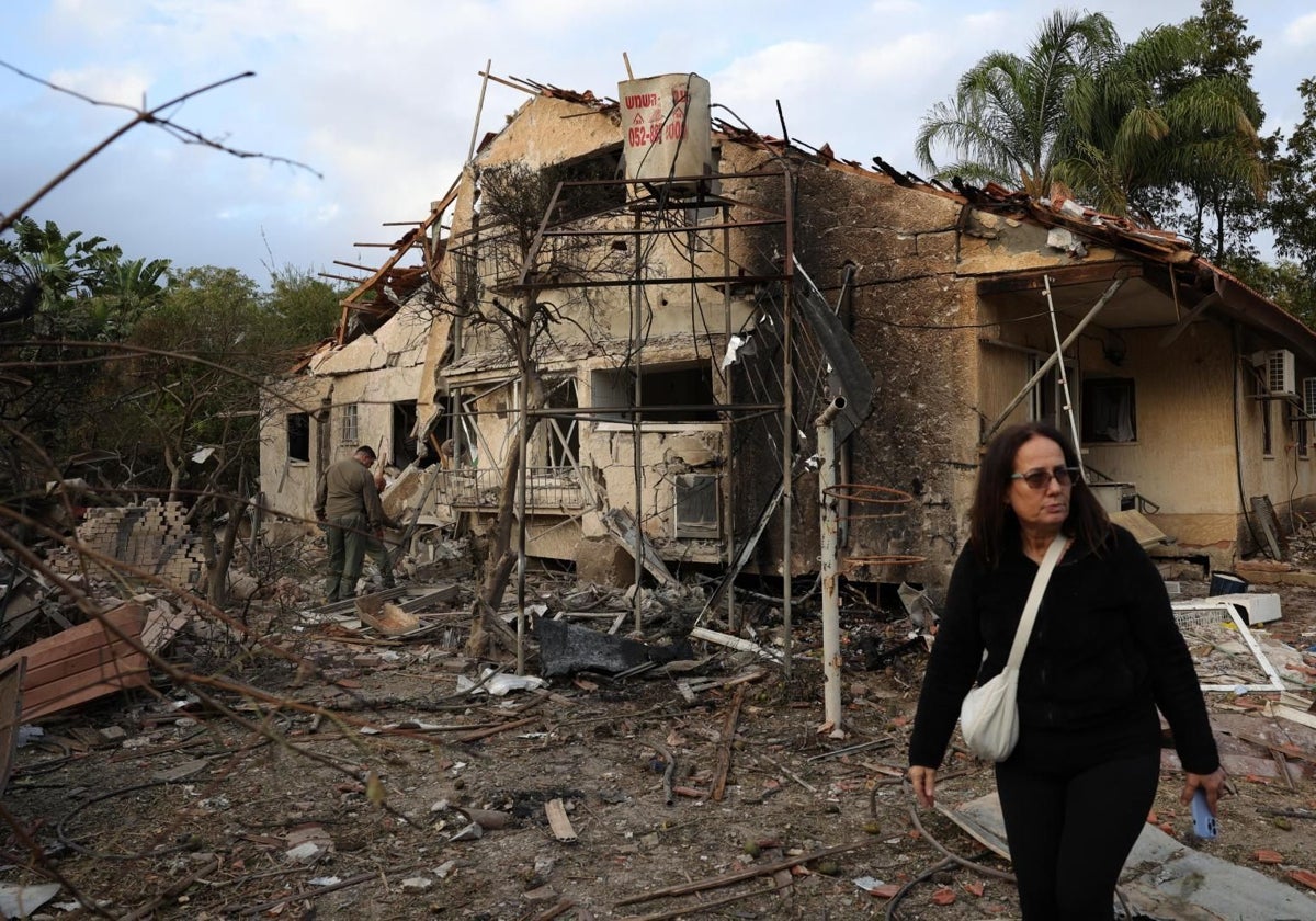 Una casa destruida por un misil de Hizbolá en Petah Tikva, dos días antes del alto el fuego