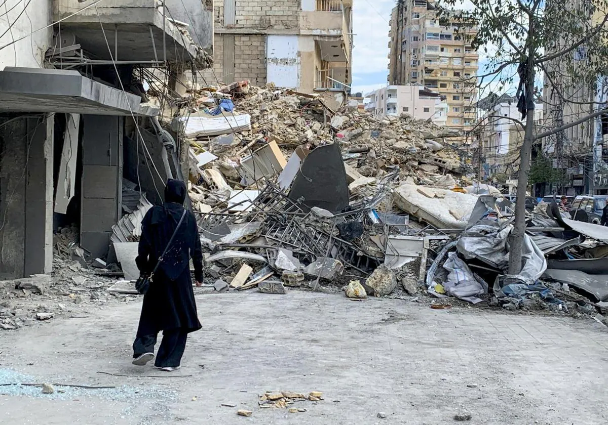 Una mujer observa este viernes las ruinas de un edificio bombardeado en Tiro, en el sur del Líbano