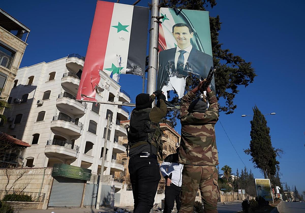 Combatientes de la oposición siria rompen un retrato de Bashar al-Assad en Alepo el pasado sábado