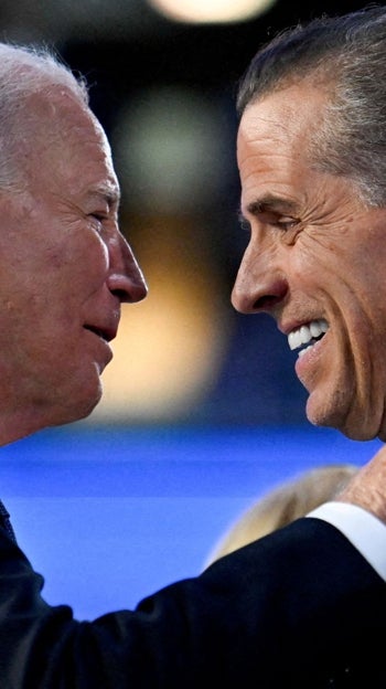 El presidente estadounidense Joe Biden acompañado por su hijo Hunter