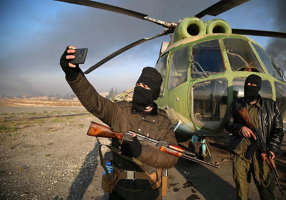 Milicianos islamistas en el aeropuerto militar de Nayrab, en Alepo, Siria