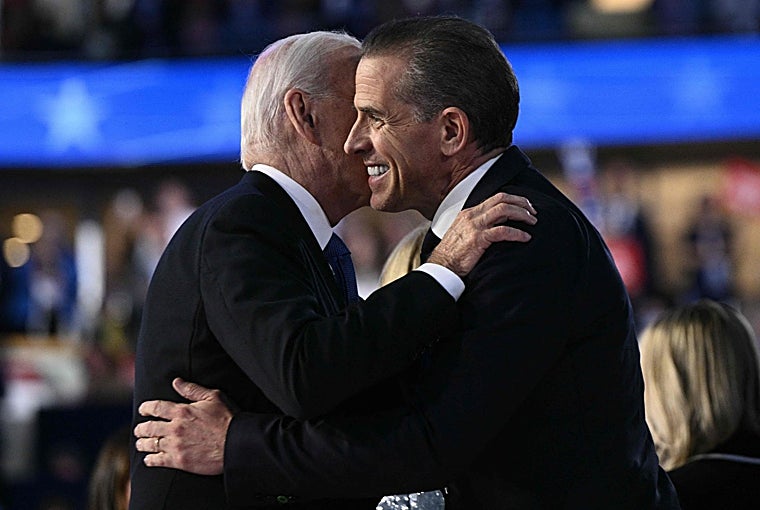 Joe Biden y su hijo Hunter se abrazan en el escenario al concluir el primer día de la Convención Nacional Demócrata en Illinois, en agosto de 2024