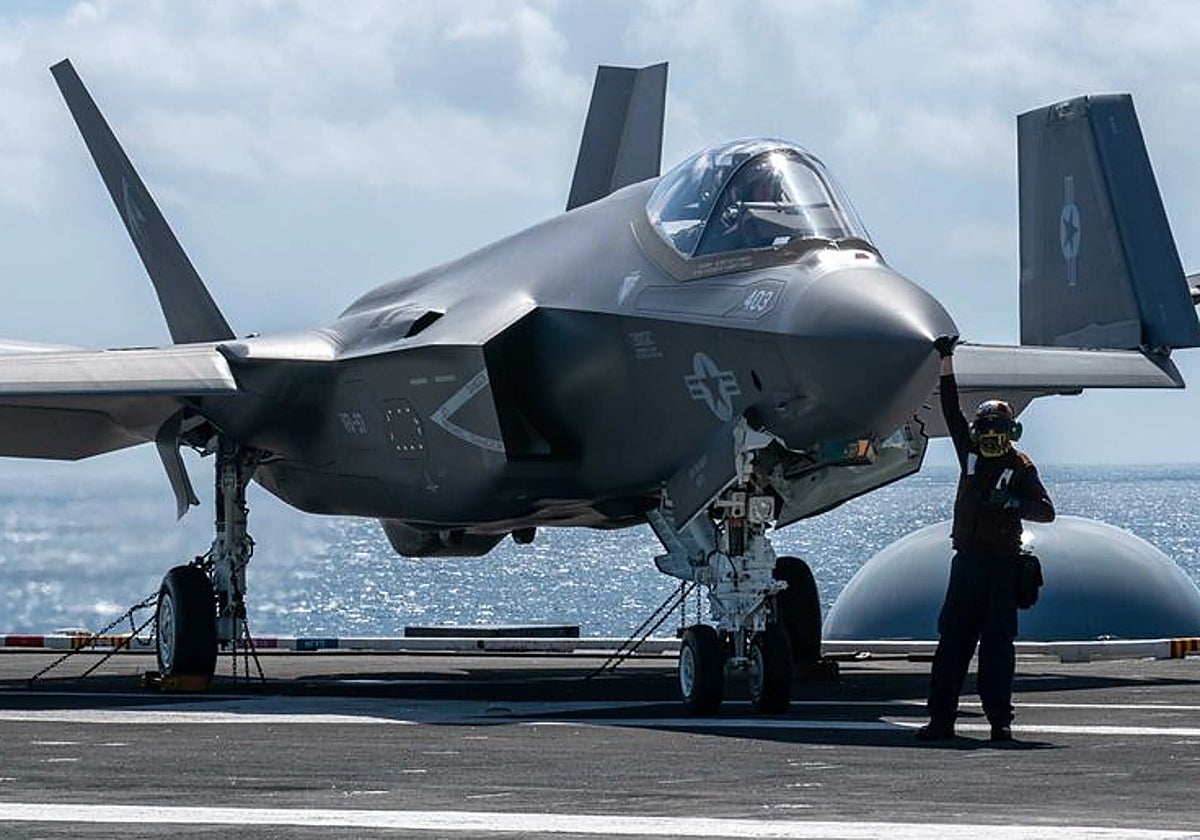 Marineros preparan un avión de combate F-35