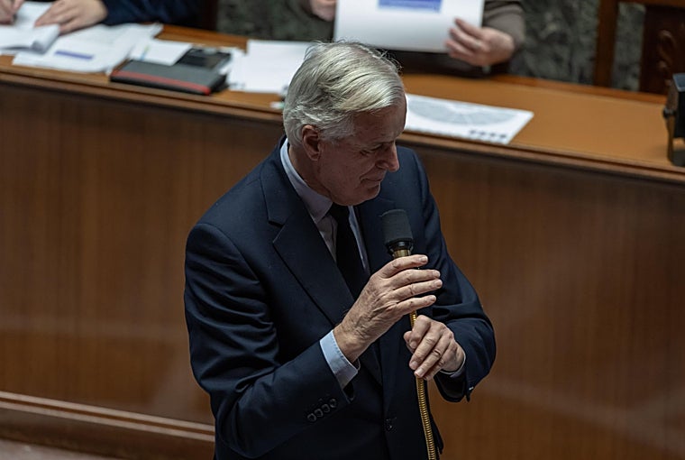 El primer ministro francés, Michel Barnier, asiste a la sesión semanal de preguntas al gobierno , en la Asamblea Nacional en París, este martes