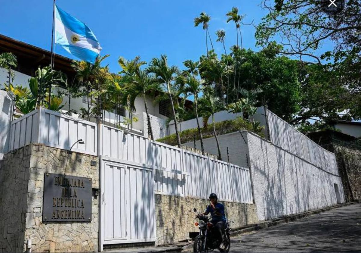 Exterior de la embajada argentina en Caracas