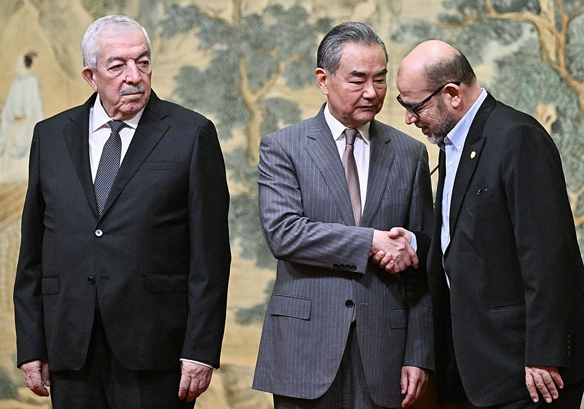Foto de archivo: los representantes de Fatah y Hamás junto al ministro de Exteriores chino