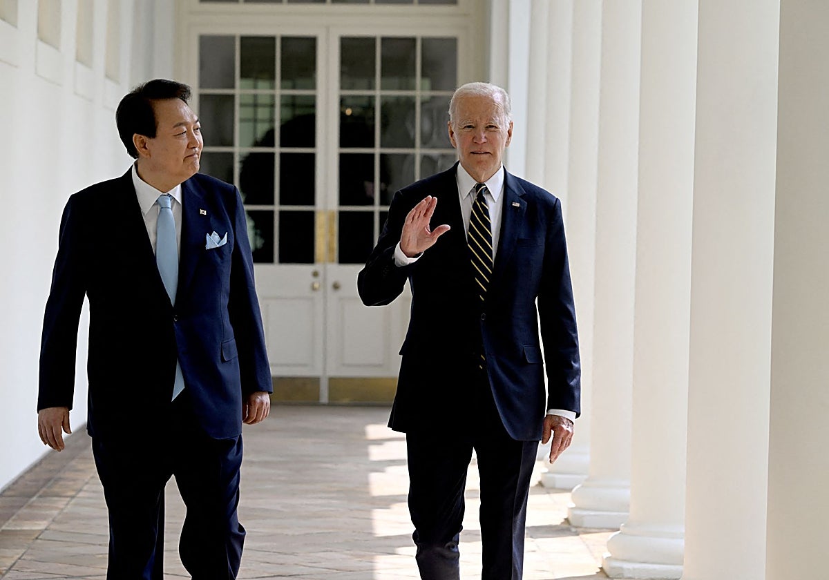 Joe Biden y Yoon Suk-yeol caminan por la Casa Blanca, en una foto de archivo