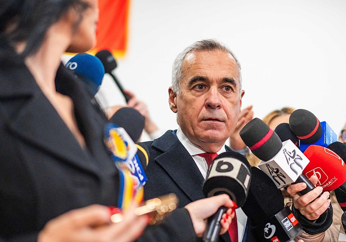 El candidato presidencial de Rumania, Calin Georgescu, se dirige a los medios de comunicación tras votar