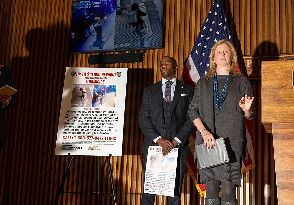 La comisaria de policía de Nueva York, Jessica Tisch (d), participa en una rueda de prensa