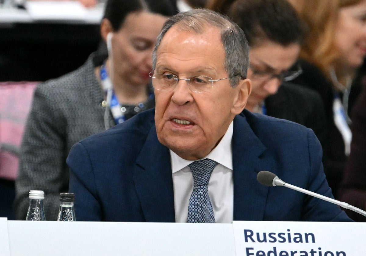 El ministro de Asuntos Exteriores de Rusia, Sergei Lavrov, asiste a la sesión plenaria de la 31ª cumbre ministerial de la OSCE