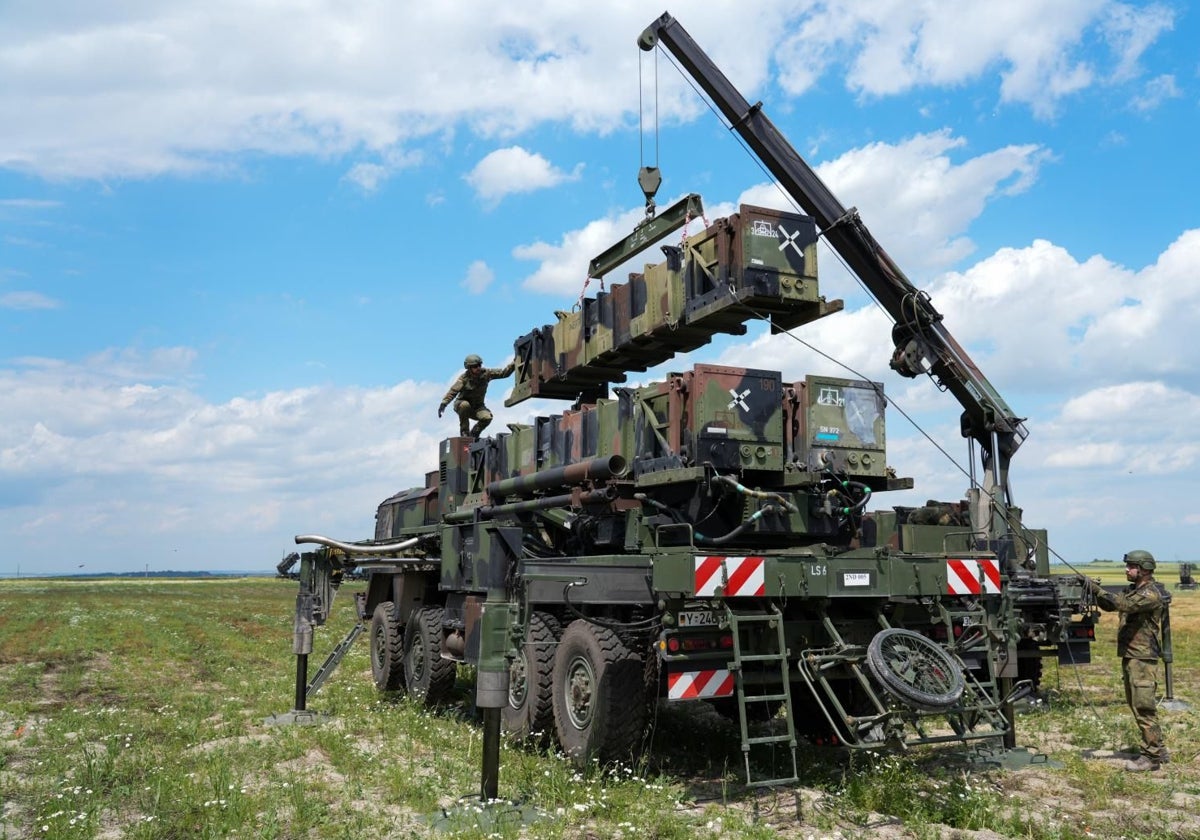Soldados cargan proyectiles para los sistemas Patriot