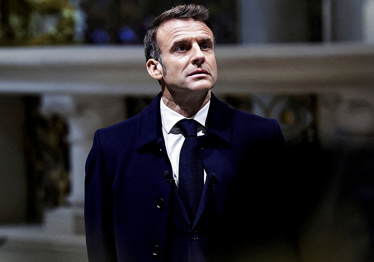 Emmanuel Macron en una visita a la catedral de Notre Dame