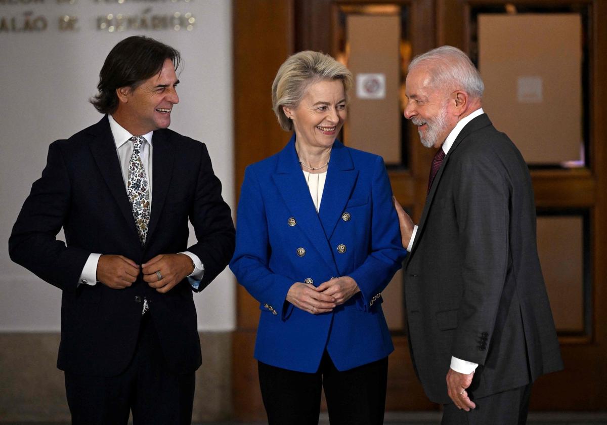 Luis Lacalle Pou (presidente de Uruguay), Ursula von der Leyen (presidenta de la Comisión Europea) y Lula da Silva (presidente de Brasil)