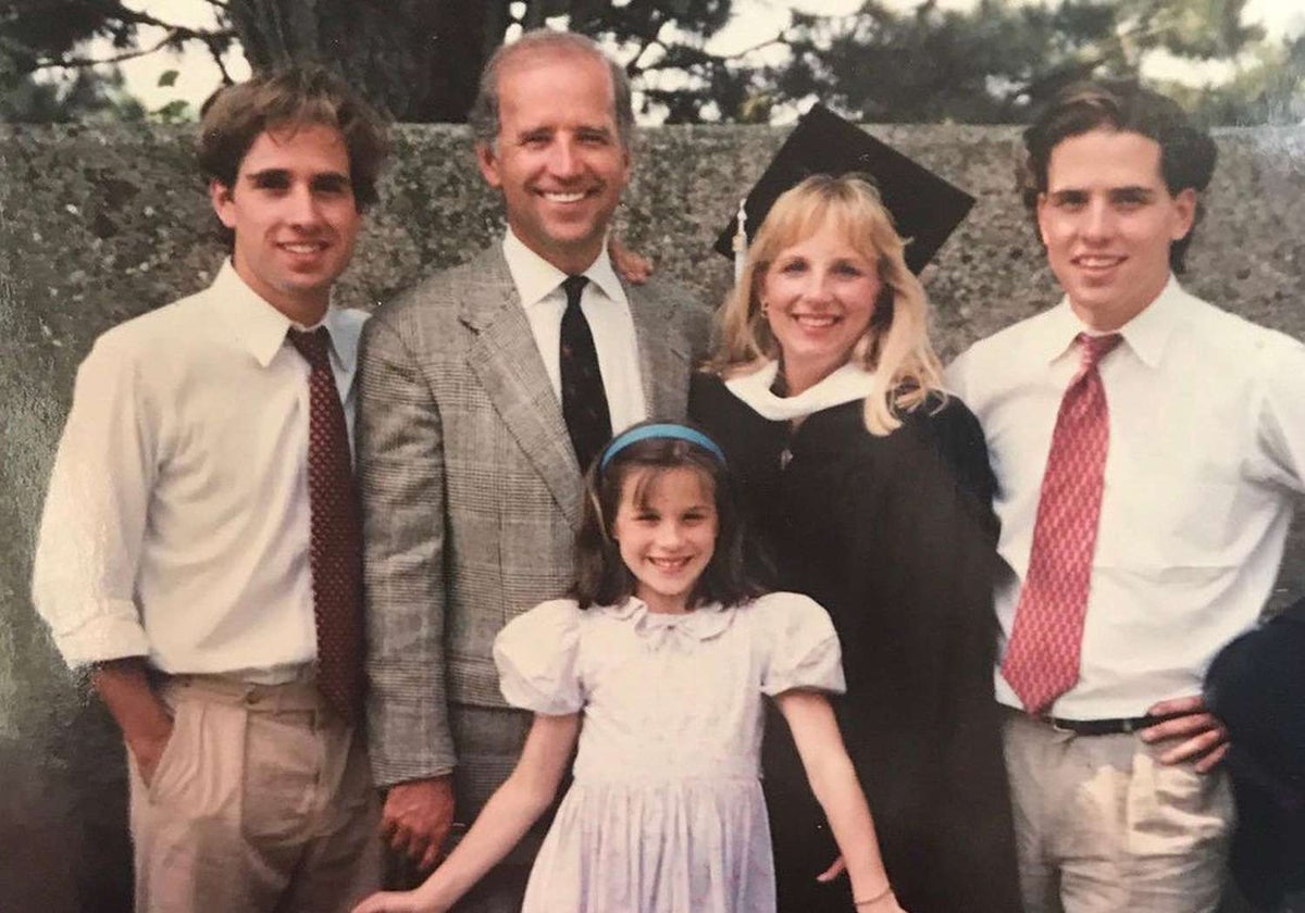 La familia Biden celebra la graduación de Jill