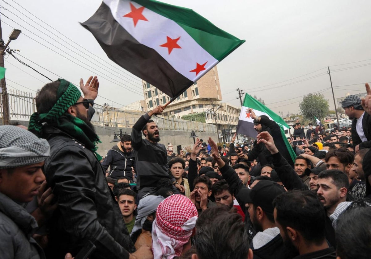 Sirios ondean la bandera opositora en el Kurdistán iraquí