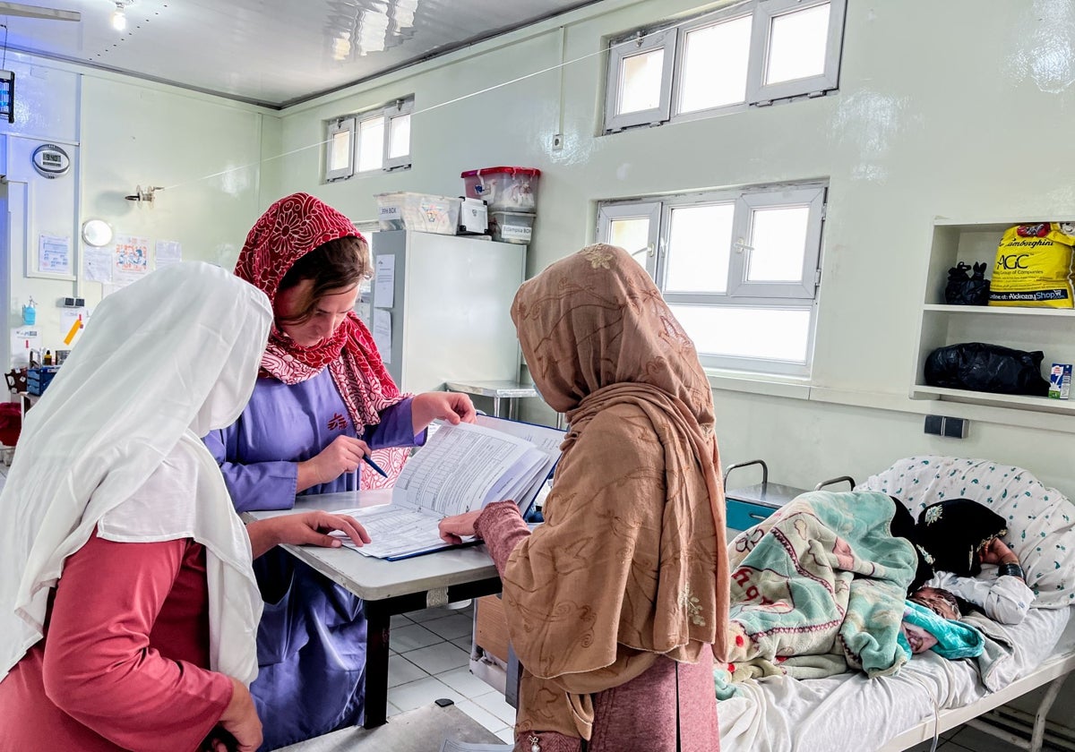 Mujeres trabajan en un hospital ginecológico en Khost