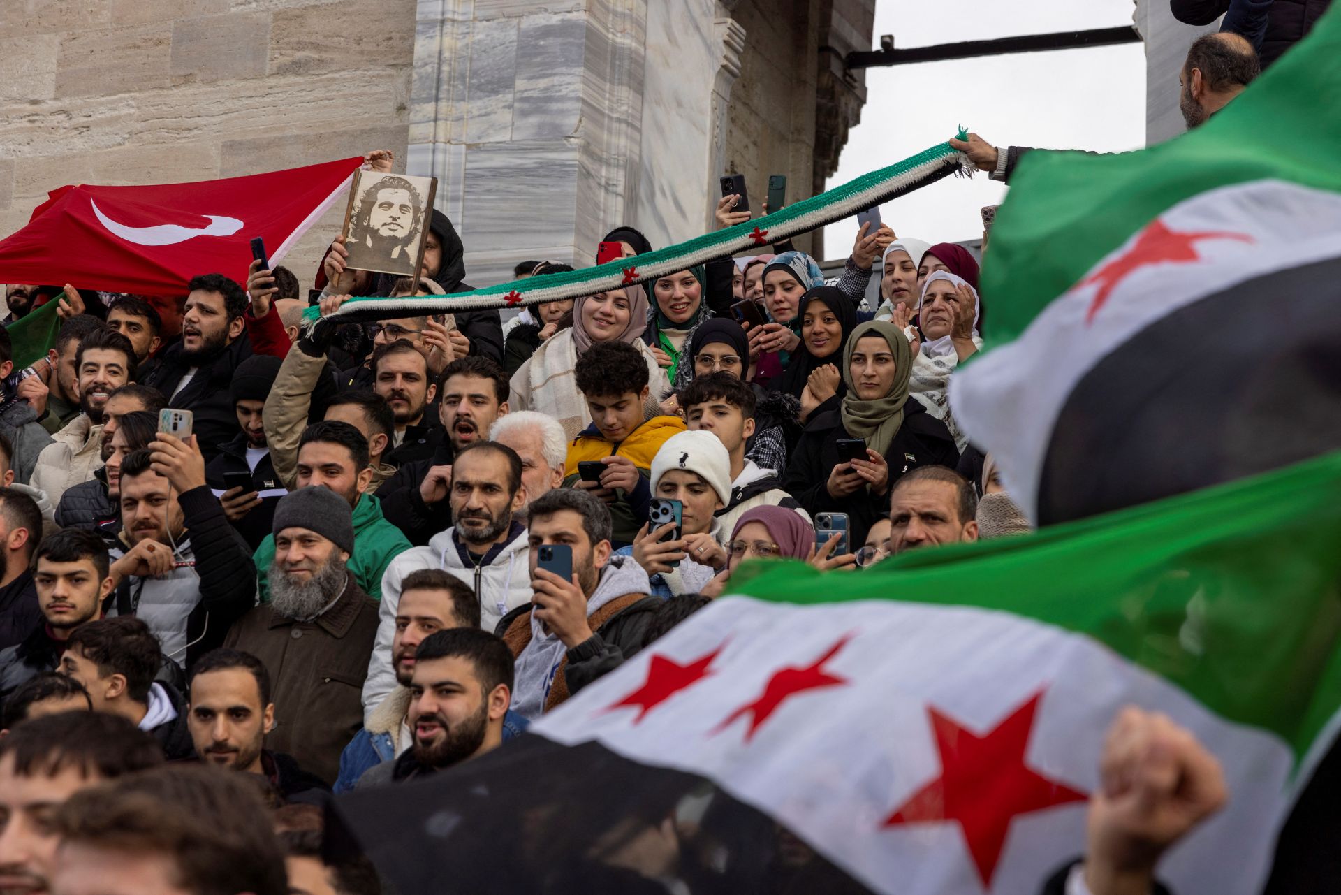 Los residentes sirios en Turquía celebran el fin del régimen de Assad en Siria después de que los combatientes rebeldes tomaran el control de Damasco