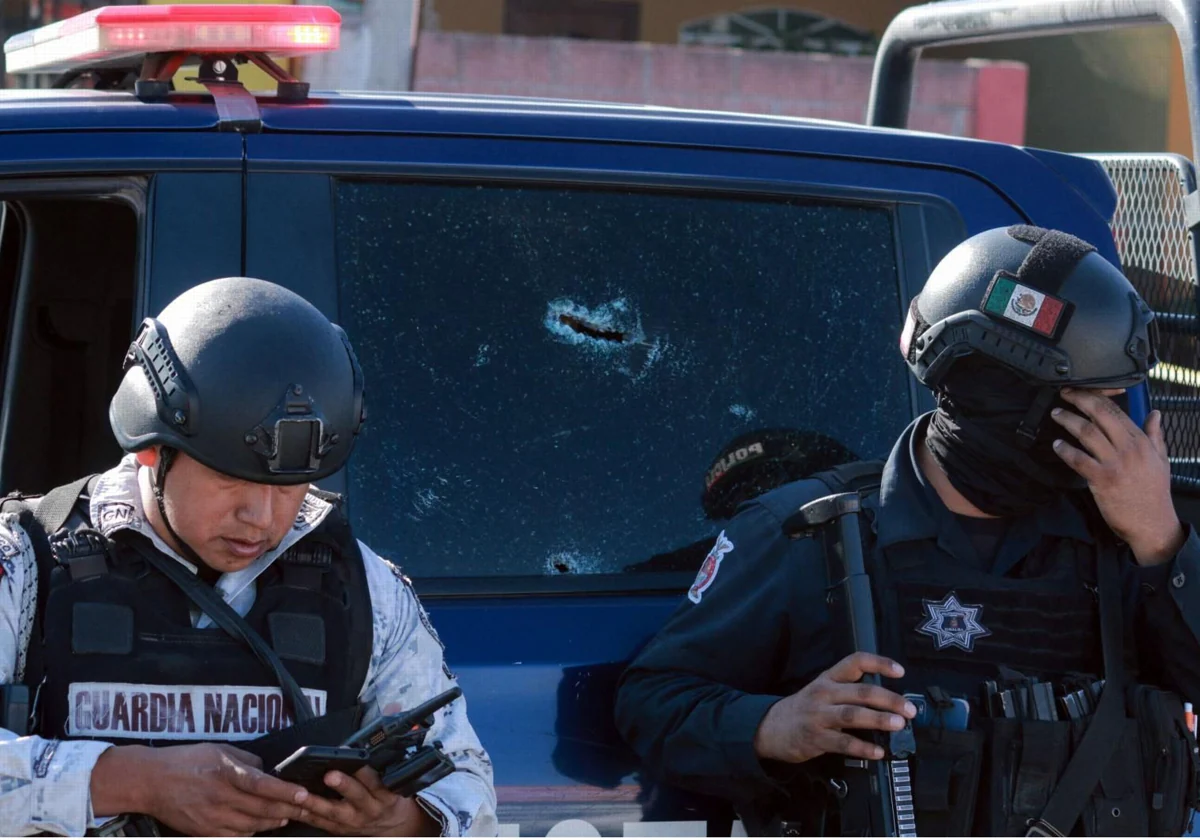 Dos miembros de la Guardia Nacional de México, tras un ataque del cártel de Sinaloa en Culiacán