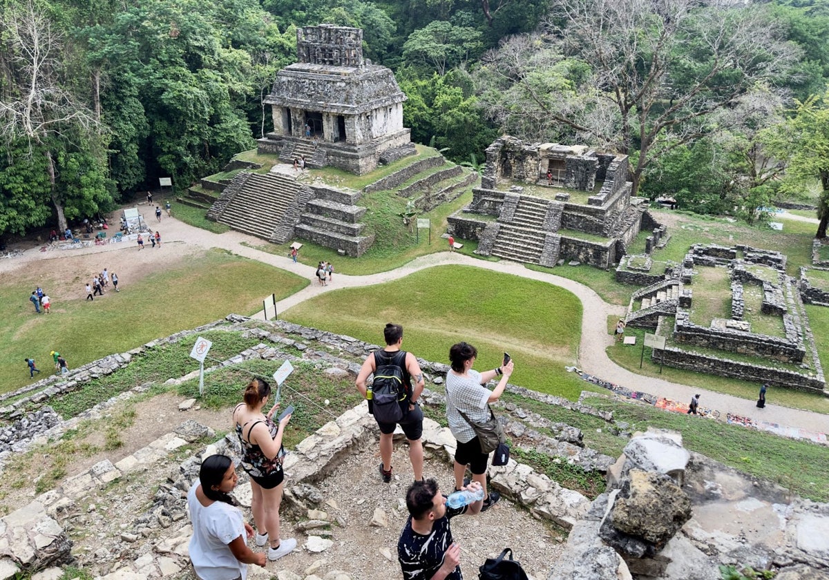 Unos turistas visitan las ruinas de Palenque en Chiapas, en una imagen de archivo