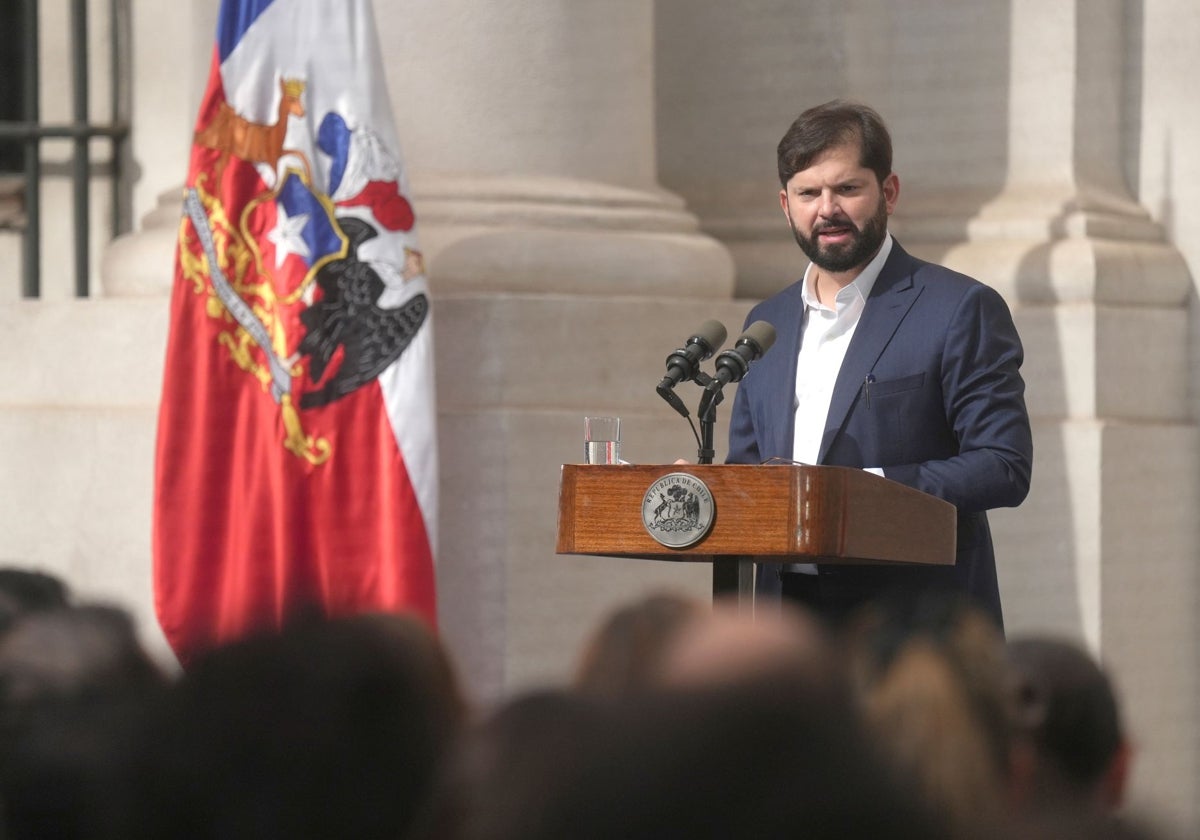 E presidente chileno Gabriel Boric habla durante la conmemoración del Día Internacional de los DD.HH.