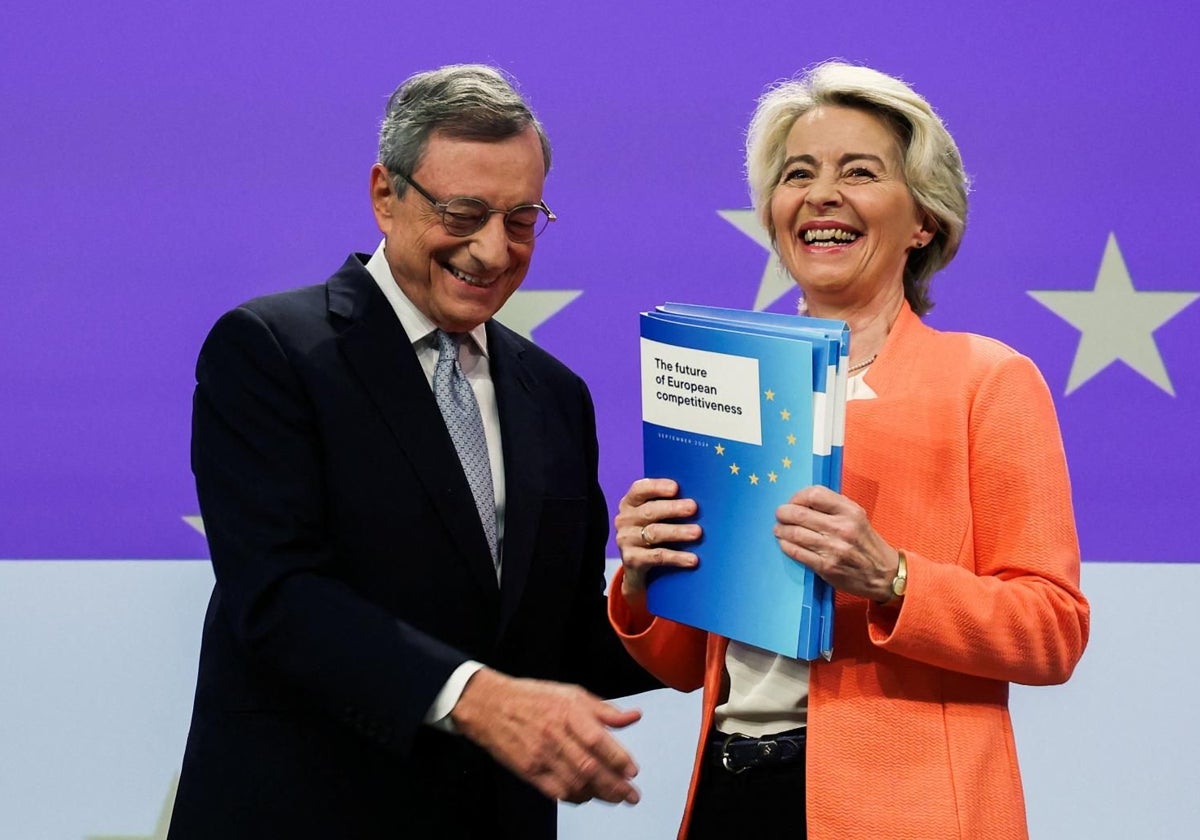 Mario Draghi y la presidenta de la Comisión Europea Ursula von der Leyen, durante la presentación del informe sobre competencia en Europa