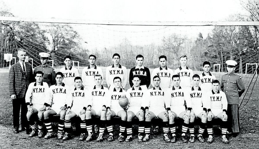 Un joven Donald Trump, sentado en la fila de delante, cuarto por la izquierda, posa junto a sus compañeros con el uniforme del equipo de 'soccer' de la Academia