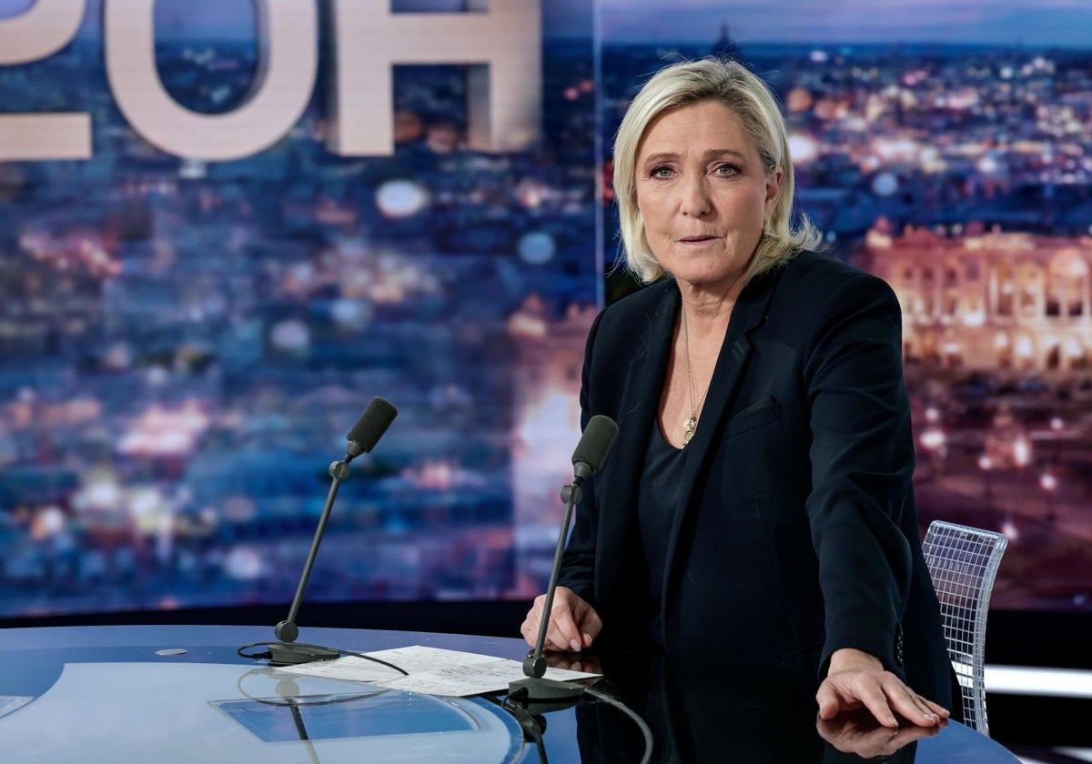 La líder de la extrema derecha francesa, Marine Le Pen, entrevistada en la cadena francesa TF1