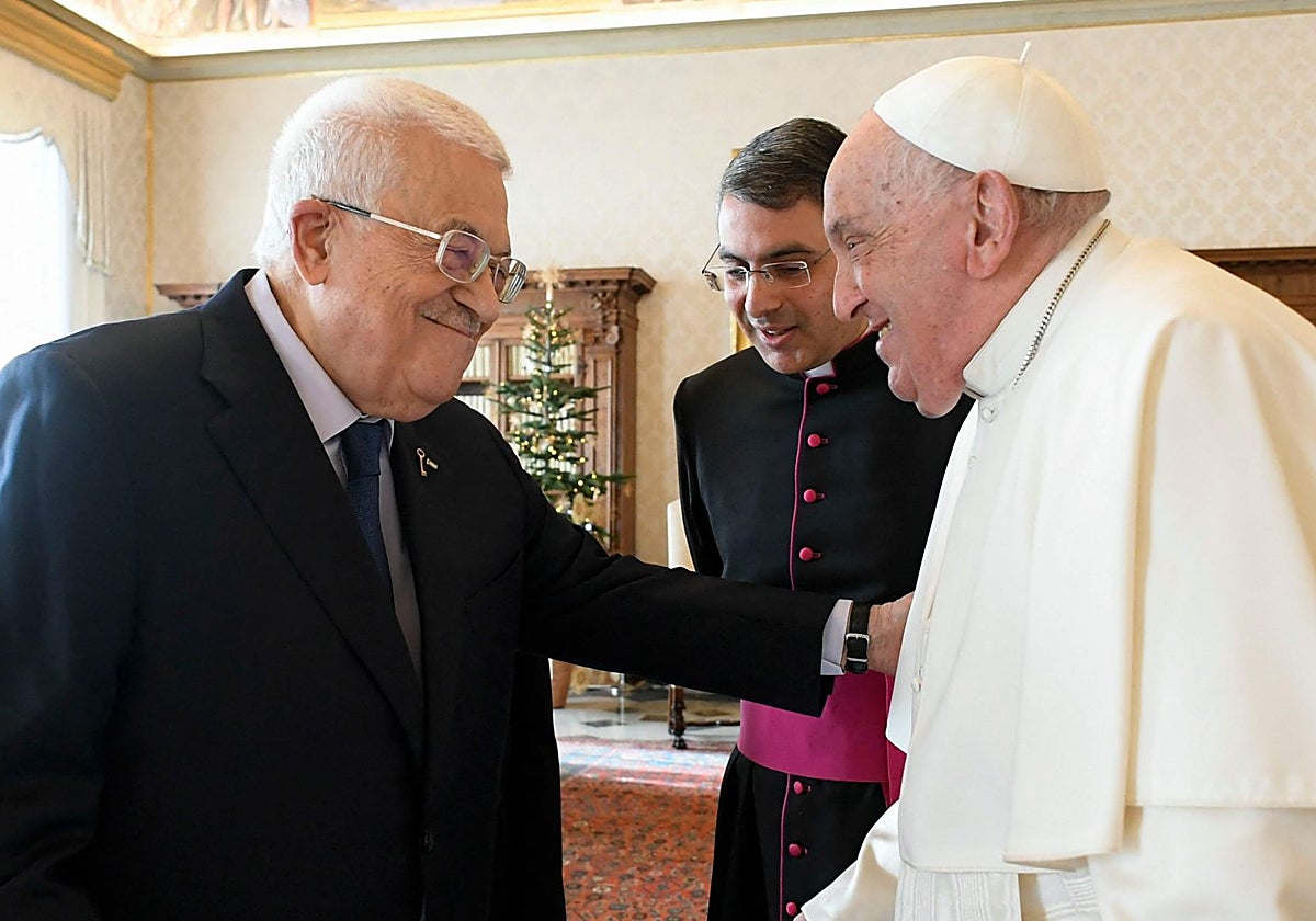 El Papa Francisco durante su audiencia privada con el presidente palestino Mahmud Abbas en El Vaticano