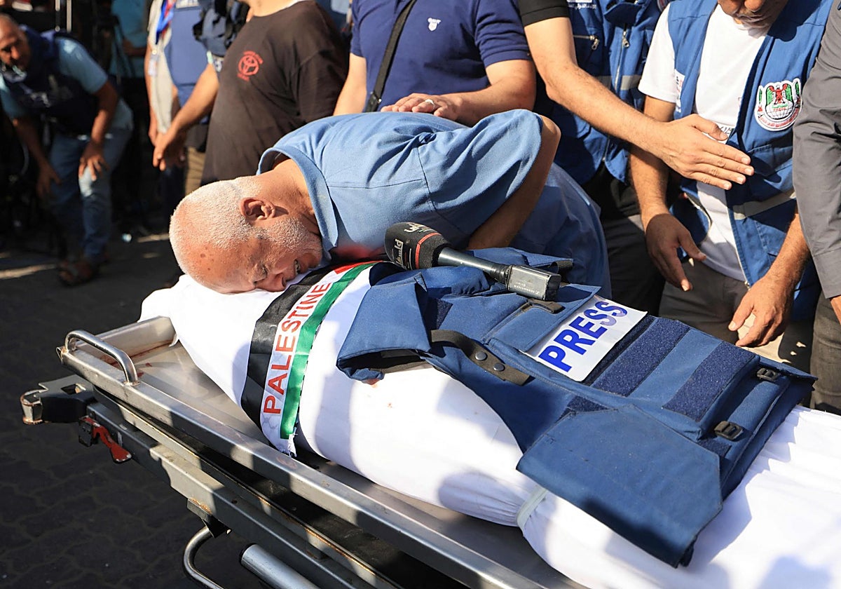 Un familiar se despide durante el funeral del periodista de televisión palestina Mohamed Abu Hatab