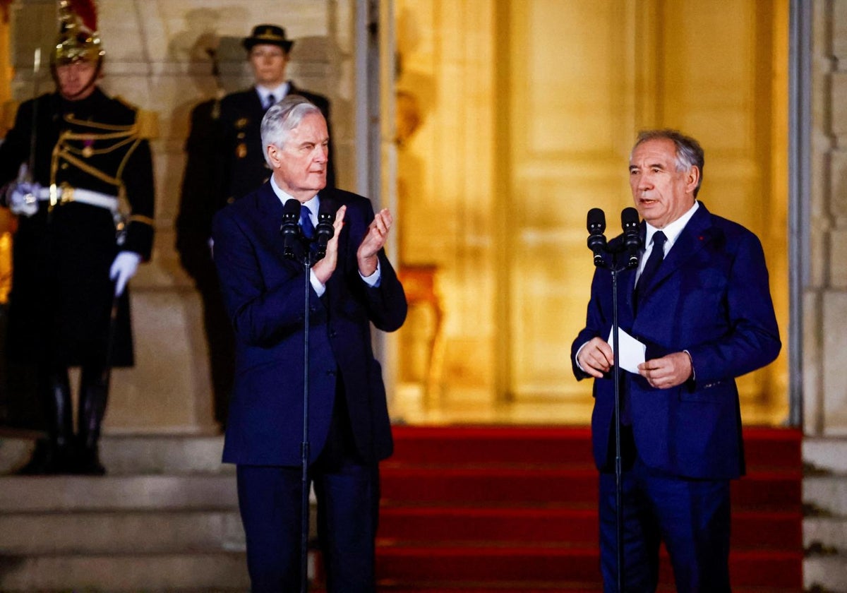 Barnier aplaude a su sucesor como primer ministro, François Bayrou