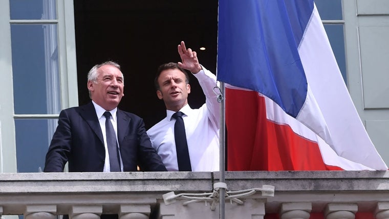 Emmanuel Macron habla con el alcalde de Pau, François Bayrou, en el balcón del ayuntamiento durante una visita a esa ciudad
