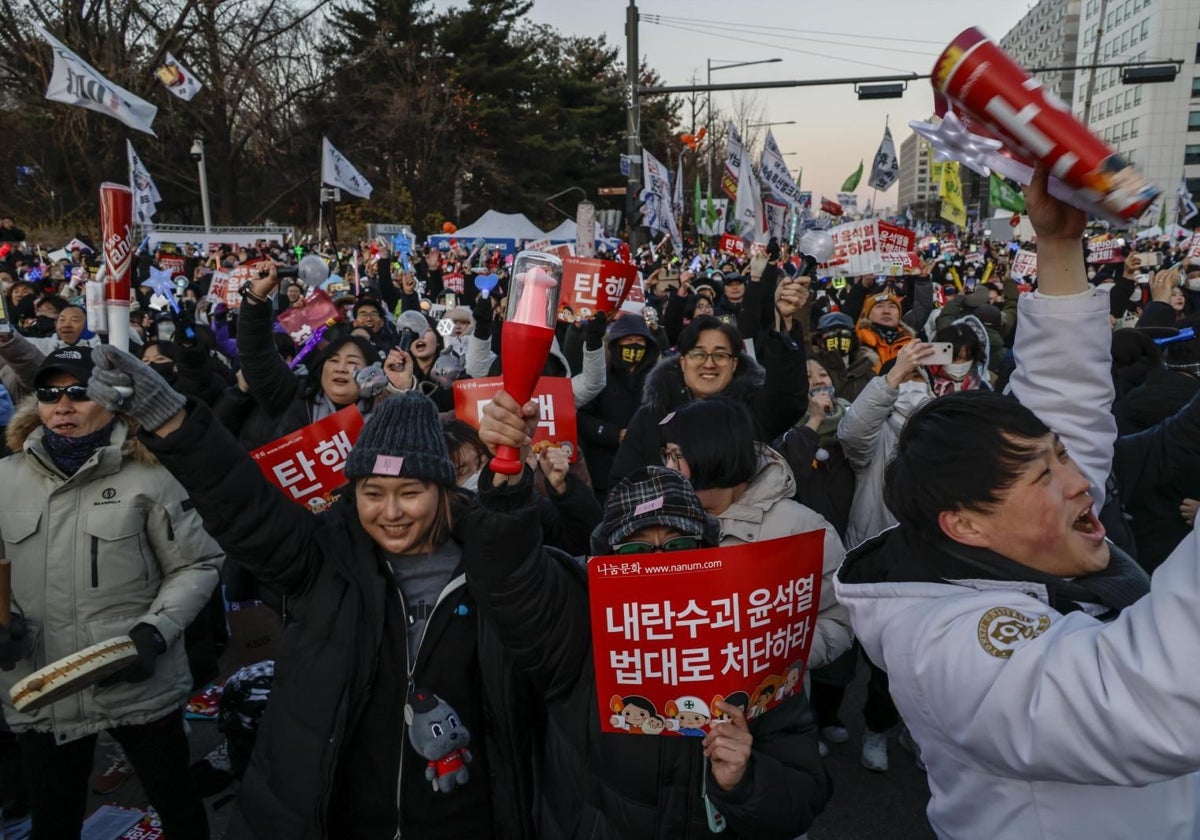 Los surcoreanos se echaron a la calle para celebrar la destitución del presidente Yoon Suk-yeol