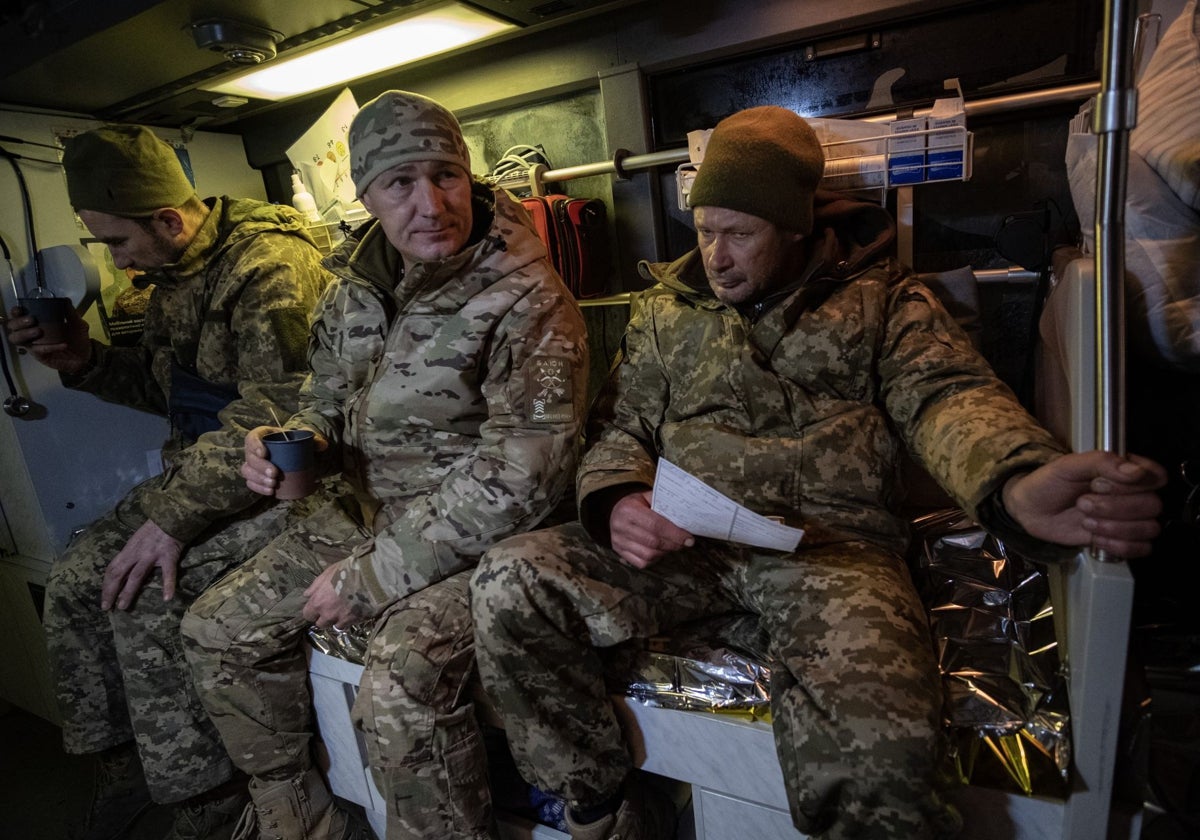 Soldados ucranianos heridos en frente en Donetsk son evacuados en el autobús médico de Hospitallers