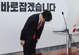 Dimite el líder del partido gobernante de Corea del Sur por la división interna sobre la destitución del presidente