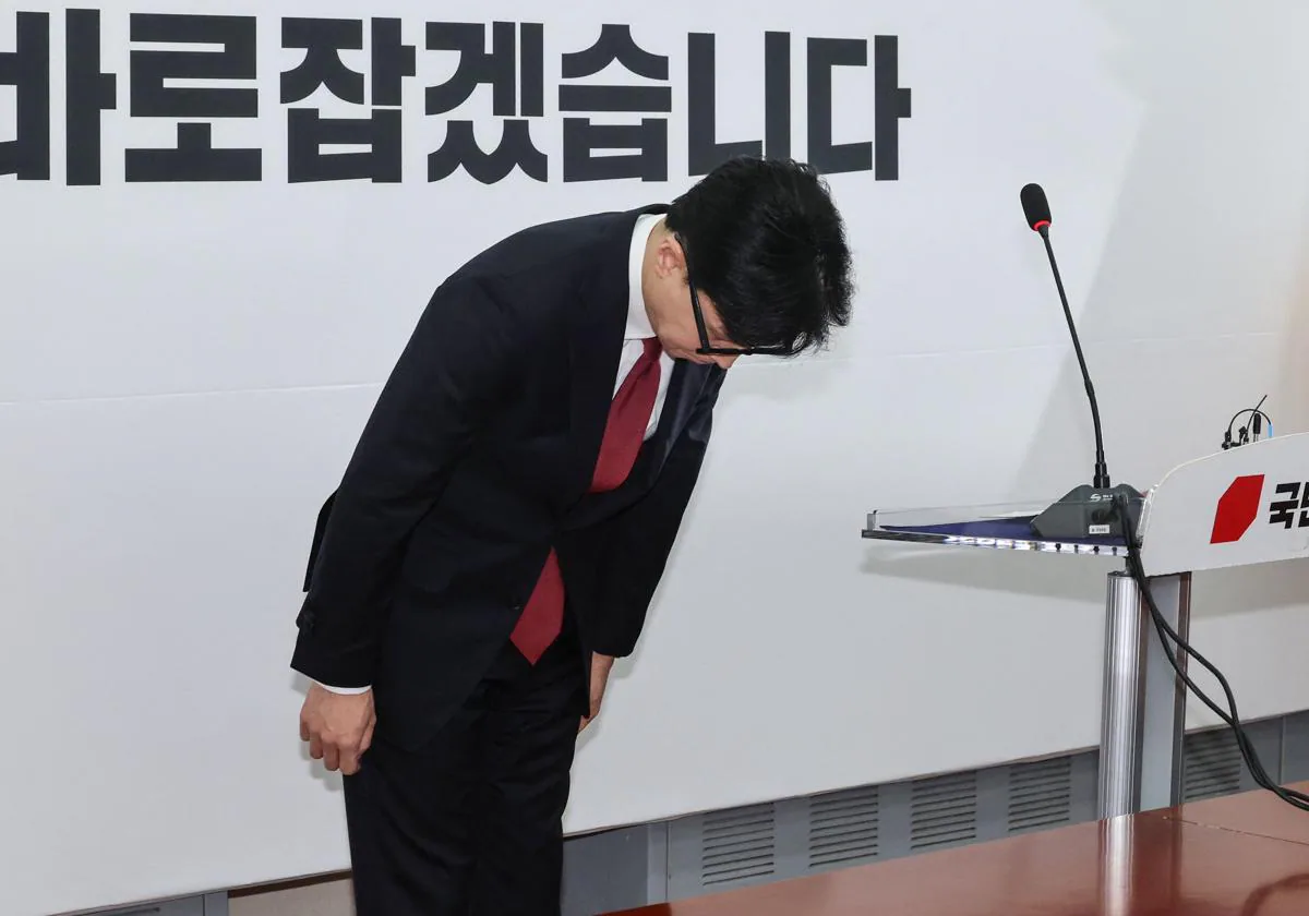 El ahora exlíder del PPP, Han Dong-hoon, hace una reverencia tras una rueda de prensa