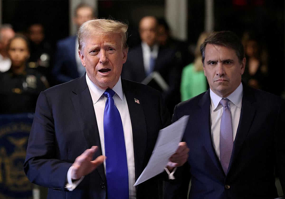 Donald Trump junto a su abogado Todd Blanche, el 30 de mayo antes de declarar en el juicio por supuesto soborno