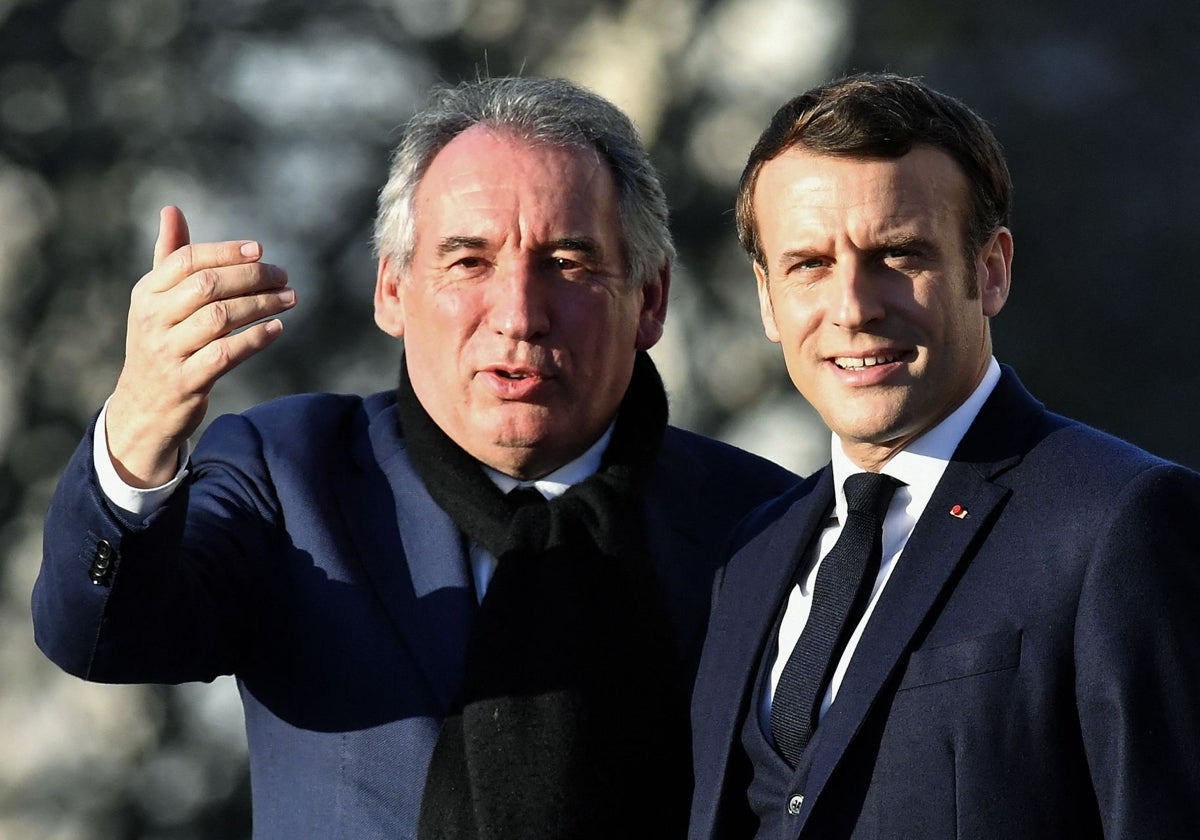 El presidente francés, Emmanuel Macron (der.), y el primer ministro y alcalde de Pau, Francois Bayrou,