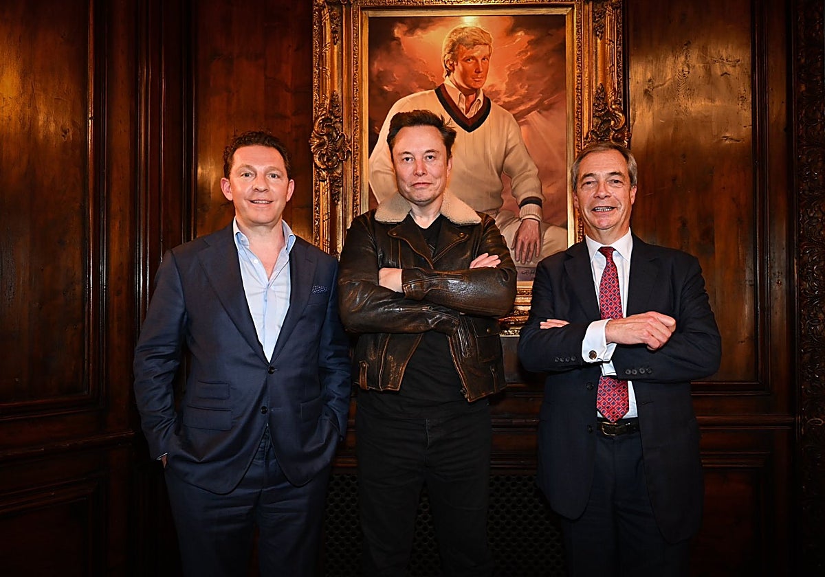 Por orden: Nick Candy, Elon Musk y Nigel Farage, posan en la residencia de Donald Trump Mar-a-Lago