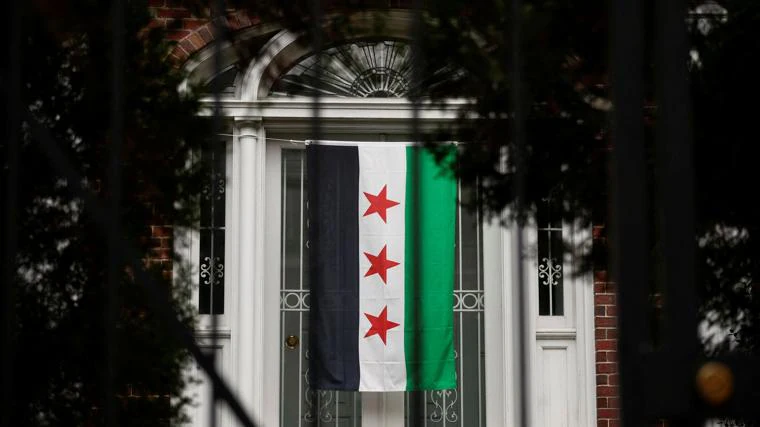 Una bandera de la oposición siria se ve en la Embajada de Siria en Washington, EE.UU.