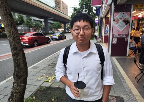 Imagen secundaria 1 - Arriba, Sun Guo-xi, de 104 años. Abajo a la izquierda, Daning, joven recluta que ha terminado su servicio militar obligatorio. A la derecha, Veterano de la residencia de Taoyuan muestra tatuajes anticomunistas.