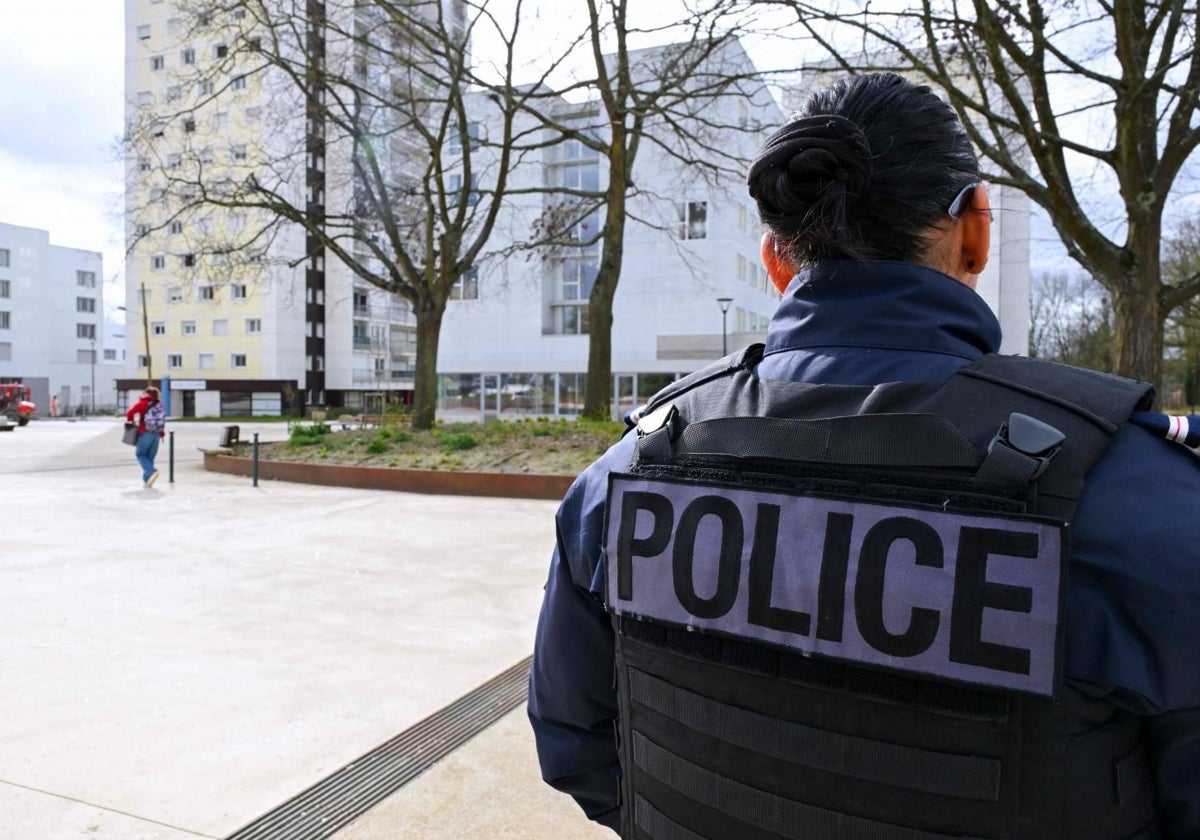 Un policía vigila una zona residencial al sur de Rennes