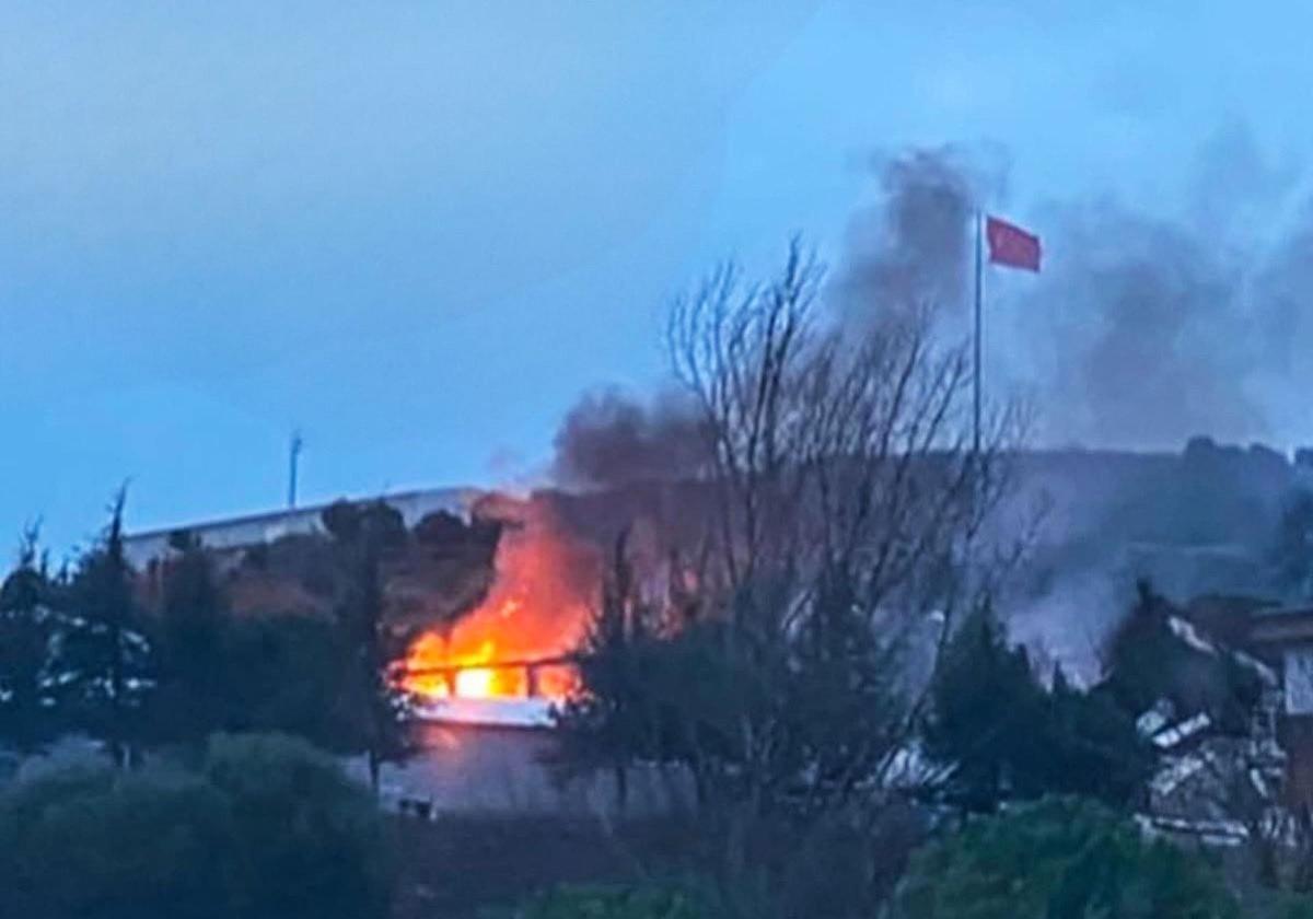 Imagen del fuego tras la explosión en la fábrica de Balikesir