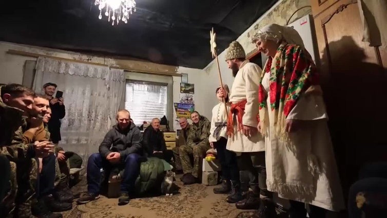 Actores ucranianos visitan a los militares cerca de la línea del frente en la región de Járkov