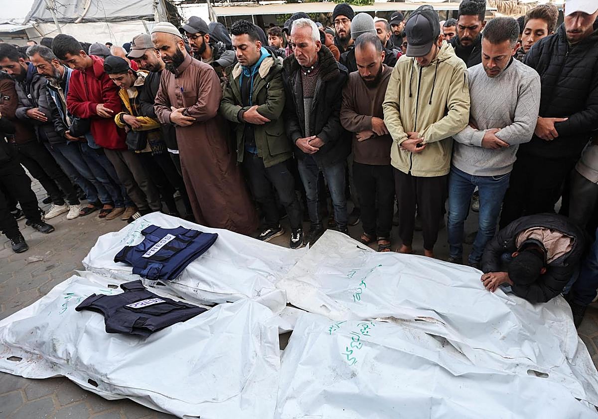 Más de un centenar de personas rezan durante el funeral de los periodistas palestinos asesinados