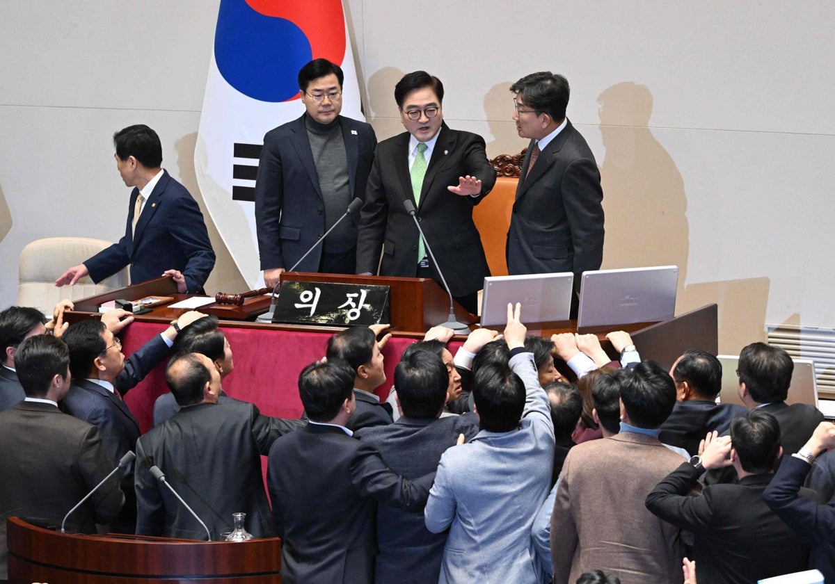 Los diputados del partido gobernante de Corea del Sur discuten con el presidente del Parlamento durante la votación de moción de censura del presidente interino Han Duck-soo